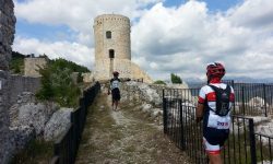 IN BICI O IN VESPA ALLA SCOPERTA DELL’ABRUZZO DEI MISTERI, DEI CASTELLI E DEI MANIERI