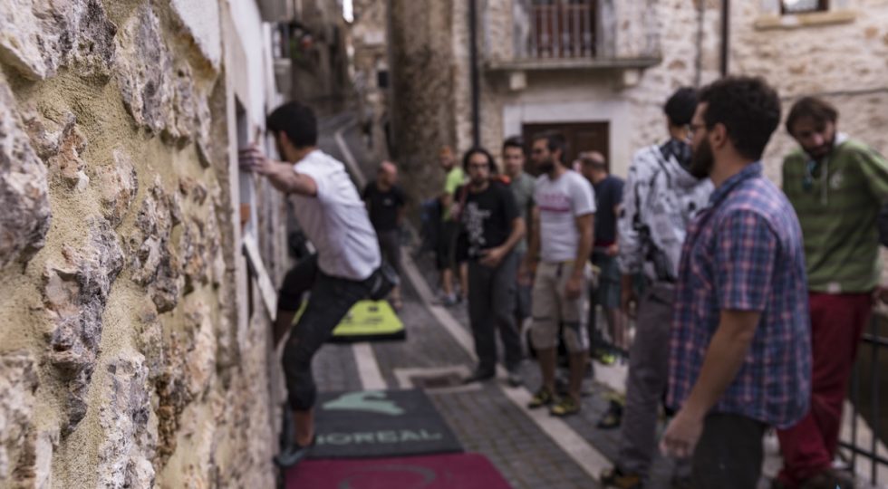 CALASCIO STREET BOULDER: DA TUTTA ITALIA PER ARRAMPICARE LE CASE DEL BORGO