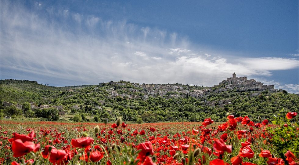 Capestrano, un borgo incastonato nella Valle del Tirino che vive di storia con uno sguardo al futuro