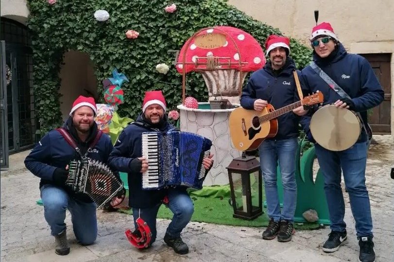 Abruzzo in Bolla on the city con la musica travolgente dei Folkavacca itinerante nei locali