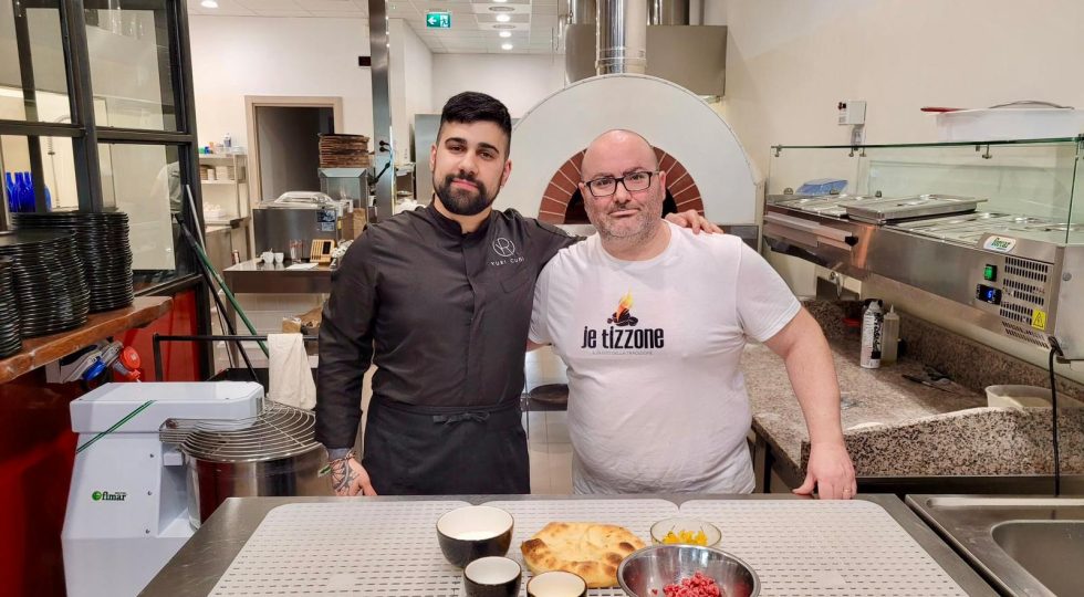 Pizza a 4 mani per la “Cena con delitto” da Je Tizzone, Di Stefano in cucina con lo chef Yuri Cursi