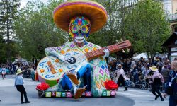 Un successo la 78esima Festa del Narciso, trionfa la Nuova generazione con il carro “Todos somos calaveras”