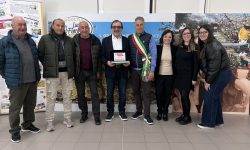 Tornareccio, l’Apicoltura Luca Finocchio vince il concorso Stand Regina di Miele 2024