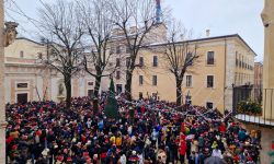 L’aperitivo della vigilia all’Aquila è un rito collettivo di piazza. Quest’anno anche sotto la neve