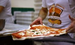 Antica Pizzeria da Michele apre a Pescara, il tempio sacro della napoletana sul lungomare sud