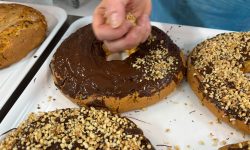 Con Dolci Aveja la ciambella di San Biagio si ricopre di cioccolato fondente e granella di nocciole